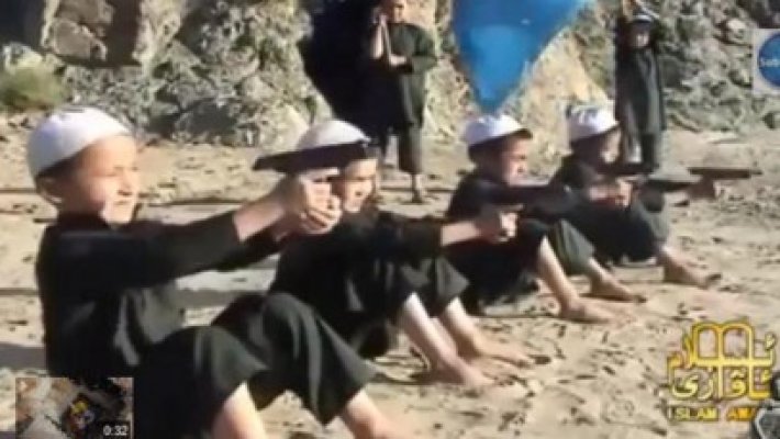 Copii de 5 ani mânuiesc mitraliere şi carabiniere, în Pakistan
